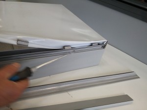 detaliu caseta luminoasa cu profile de aluminiu 